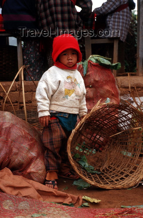 myanmar238: Myanmar - Kalaw - Shan State: child with basket - photo by W.Allgöwer - In Myanmar sind 50% der Einwohner jünger als zwanzig Jahre. Kinderarbeit ist offiziell verboten, wird aber oft praktiziert. Für junge Myanmaren besteht vom 6. bis 10. Lebensjahr Schul - (c) Travel-Images.com - Stock Photography agency - Image Bank