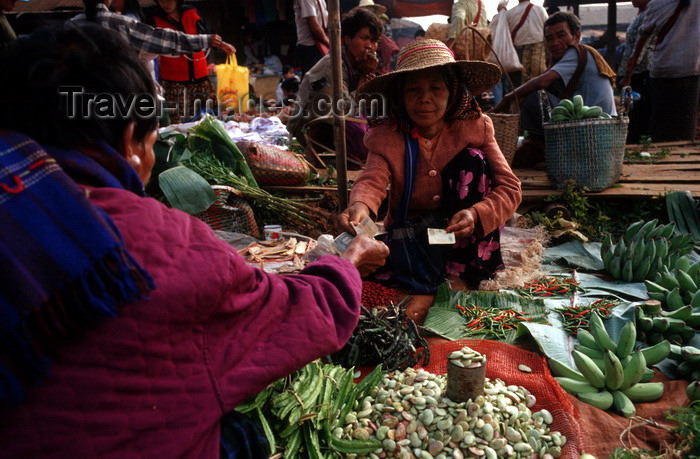 myanmar239: Myanmar - Kalaw - Shan State: making a sale - market - people - Asia - photo by W.Allgöwer - Geschäfte unter Frauen, burmesische Händlerinnen in Kalaw - ein typisches Bild vom Marktgeschehen. Auf dem alle fünf Tage stattfindenden Markt kommen die Menschen - (c) Travel-Images.com - Stock Photography agency - Image Bank