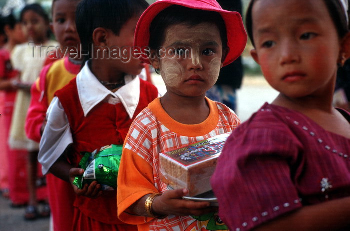 myanmar241: Myanmar - Kalaw - Shan State: children with offers for the festival of light - photo by W.Allgöwer - Kinder bringen Opfergaben ins Kloster. Es ist gleichzeitig eine Danksagung an die Mönche, welche in Myanmar oftmals einen großen Teil der schulischen Ausb - (c) Travel-Images.com - Stock Photography agency - Image Bank