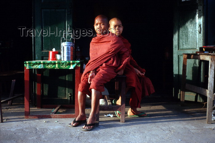 myanmar242: Myanmar - Kalaw - Shan State: two novice monks - photo by W.Allgöwer - Ein buddhistischer Novize ist ein Kind, Jugendlicher, der sich in der Ausbildung zu einem Mönch befindet. Die Benennung Novize impliziert etymologisch, dass es sich um eine Person hand - (c) Travel-Images.com - Stock Photography agency - Image Bank