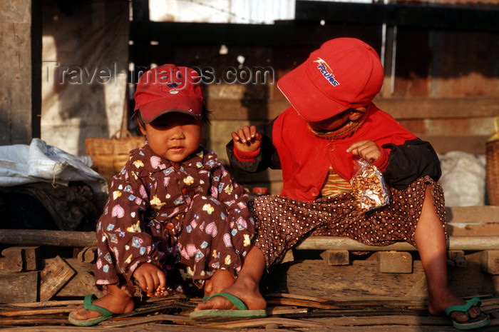 myanmar243: Myanmar - Kalaw - Shan State: two boys with caps - photo by W.Allgöwer - In Myanmar sind 50% der Einwohner jünger als zwanzig Jahre. Kinderarbeit ist offiziell verboten, wird aber oft praktiziert. Für junge Myanmaren besteht vom 6. bis 10. Lebensjahr Schu - (c) Travel-Images.com - Stock Photography agency - Image Bank