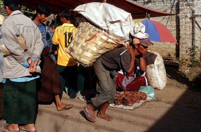 myanmar244: Myanmar - Kalaw - Shan State: day labourer carrying good at the market - photo by W.Allgöwer - Vor allem die in die Städte gezogene Landbevölkerung muß sich anfangs oft den Lebensunterhalt als Tagelöhnerin bzw. Tagelöhner verdienen. Die Arbeitsbedingungen - (c) Travel-Images.com - Stock Photography agency - Image Bank