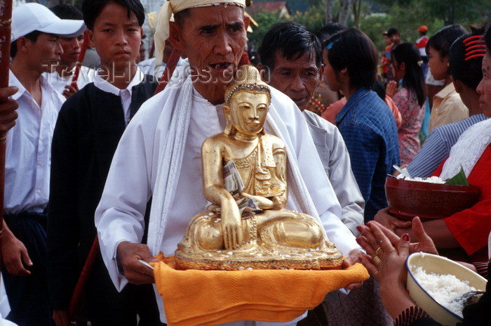 myanmar245: Myanmar - Kalaw - Shan State: Buddhist procession - photo by W.Allgöwer - Eine Buddhastatue wird während des Lichterfests feierlich durch Kalaw getragen. - (c) Travel-Images.com - Stock Photography agency - Image Bank