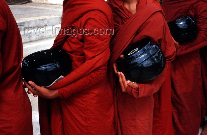myanmar246: Myanmar - Kalaw - Shan State: monks on the daily food collection run - photo by W.Allgöwer - Mönche beim Almosen- oder Bettelgang (Binhabad) mit Almosen- oder Bettelschale (Patta, aber auch Parta). Zu den wichtigsten Vorschriften des vinaya (Ordenszucht)  - (c) Travel-Images.com - Stock Photography agency - Image Bank
