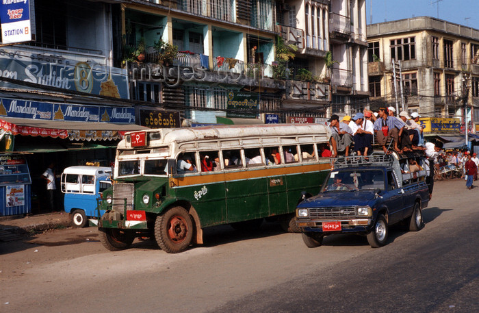 myanmar247: Myanmar - Bago / Pegu: city traffic - bus - photo by W.Allgöwer - Öffentlicher Verkehr mit veralteten Bussen in Bago. Die Busse sind total überfüllt, so das die Menschen zum Teil auf dem Dach sitzen. Die Kleinbusse (Pickups) stellen die Nahverkehrsverbind - (c) Travel-Images.com - Stock Photography agency - Image Bank