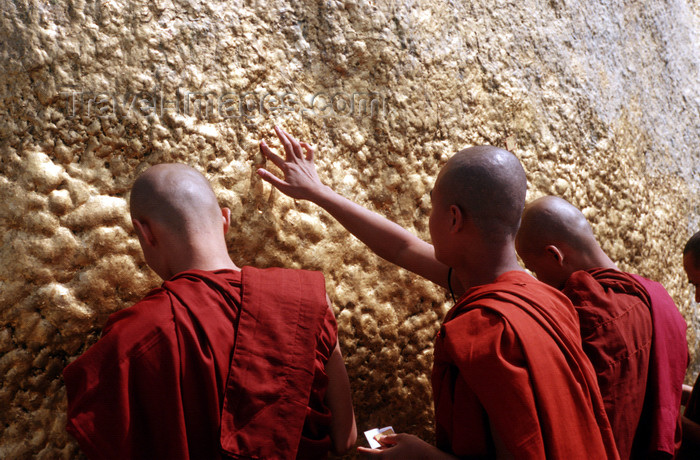 myanmar249: Myanmar - Kyaiktiyo - Mon State: monks attach gold foil to the golden rock - religion - Theravada Buddhism - photo by W.Allgöwer - Der Goldene Fels mit der darauf befindeten Kyaiktiyo-Pagode ist eine der heiligsten buddhistischen Stätten in Myanmar. Der G - (c) Travel-Images.com - Stock Photography agency - Image Bank