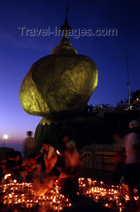 myanmar250: Myanmar - Kyaiktiyo - Mon State: golden rock - light festival - photo by W.Allgöwer - Der Goldene Fels mit der darauf befindeten Kyaiktiyo-Pagode ist eine der heiligsten buddhistischen Stätten in Myanmar. Während dem drei Tage dauernden Lichterfests (Dewa - (c) Travel-Images.com - Stock Photography agency - Image Bank