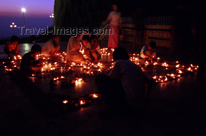myanmar251: Myanmar - Kyaiktiyo - Mon State: golden rock - light festival - candles - photo by W.Allgöwer - Der Goldene Fels mit der darauf befindeten Kyaiktiyo-Pagode ist eine der heiligsten buddhistischen Stätten in Myanmar. Während dem drei Tage dauernden Lichterf - (c) Travel-Images.com - Stock Photography agency - Image Bank