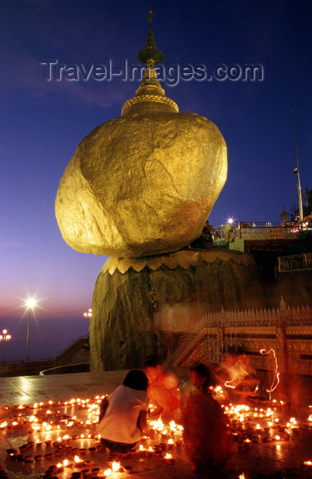 myanmar252: Myanmar - Kyaiktiyo - Mon State: golden rock - light festival - dusk - religion - Theravada Buddhism - photo by W.Allgöwer - Der Goldene Fels mit der darauf befindeten Kyaiktiyo-Pagode ist eine der heiligsten buddhistischen Stätten in Myanmar. Während dem - (c) Travel-Images.com - Stock Photography agency - Image Bank