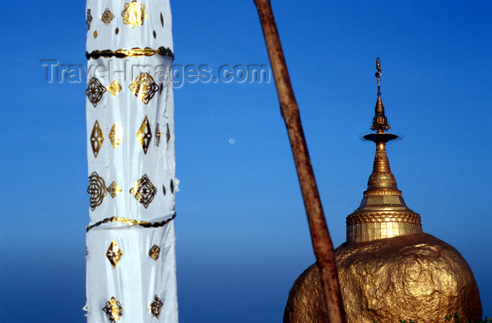 myanmar253: Myanmar - Kyaiktiyo - Mon State: banner before the golden rock - religion - Theravada Buddhism - photo by W.Allgöwer - Der Goldene Fels mit der darauf befindeten Kyaiktiyo-Pagode ist eine der heiligsten buddhistischen Stätten in Myanmar. Im Vordergrund ei - (c) Travel-Images.com - Stock Photography agency - Image Bank