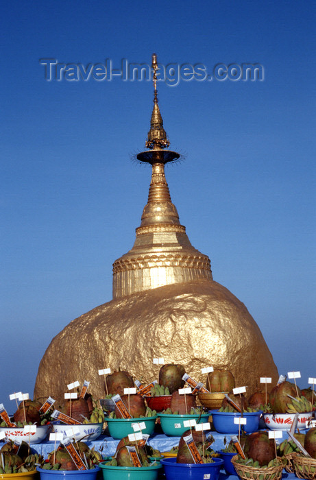 myanmar254: Myanmar - Kyaiktiyo - Mon State: offerings at the golden rock - coconuts - photo by W.Allgöwer - Der Goldene Fels mit der darauf befindeten Kyaiktiyo-Pagode ist eine der heiligsten buddhistischen Stätten in Myanmar. Im Vordergrund Opfergaben von Gläubigen - (c) Travel-Images.com - Stock Photography agency - Image Bank