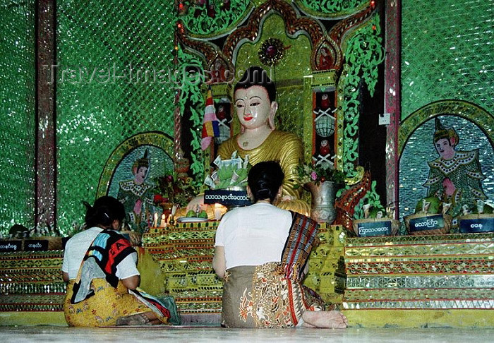 myanmar30: Myanmar / Burma - Mount Popa: praying in a temple - religion - Buddhism (photo by J.Kaman) - (c) Travel-Images.com - Stock Photography agency - Image Bank