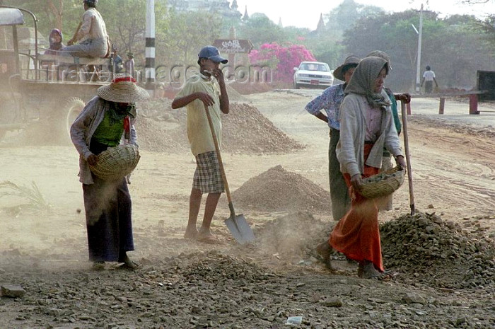 myanmar9: Myanmar / Burma - Bagan / Bagan: building roads by hand - construction industry - day labourers - almost slave work (photo by J.Kaman) - (c) Travel-Images.com - Stock Photography agency - Image Bank