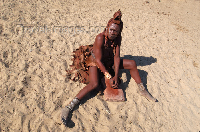 namibia148: Namibia: Himba Woman grinding ochre, Skeleton Coast, Kunene region - photo by B.Cain - (c) Travel-Images.com - Stock Photography agency - Image Bank