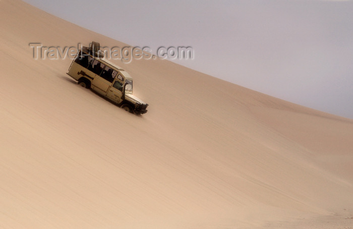 namibia155: Namibia: Landrover going down sand dune, Skeleton Coast - photo by B.Cain - (c) Travel-Images.com - Stock Photography agency - Image Bank