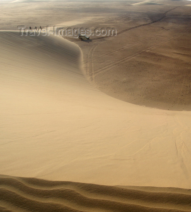 namibia175: Namibia: Sand dune scenic with people and land rover, Skeleton Coast - photo by B.Cain - (c) Travel-Images.com - Stock Photography agency - Image Bank