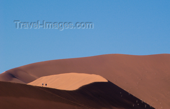 namibia186: Namib Desert - Sossusvlei, Hardap region, Namibia, Africa: two hikers on Big Daddy sand dune - photo by B.Cain - (c) Travel-Images.com - Stock Photography agency - Image Bank