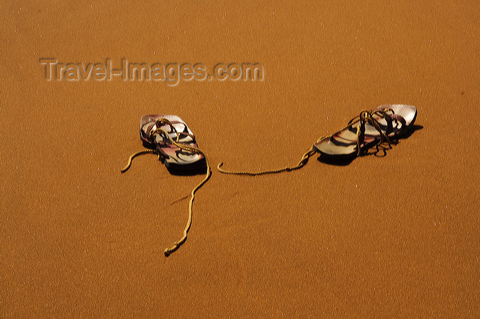 namibia200: Namib Desert - Sossusvlei, Hardap region, Namibia: abandoned sandals - climbing the dunes barefoot - photo by Sandia - (c) Travel-Images.com - Stock Photography agency - Image Bank