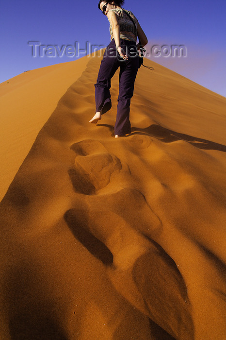 namibia202: Namib Desert - Sossusvlei, Hardap region, Namibia: climbing the dunes barefoot - photo by Sandia - (c) Travel-Images.com - Stock Photography agency - Image Bank