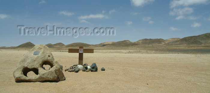 namibia21: Namibia: Namib desert: final resting place - grave - cross in the desert - tomb - photo by J.Banks - (c) Travel-Images.com - Stock Photography agency - Image Bank