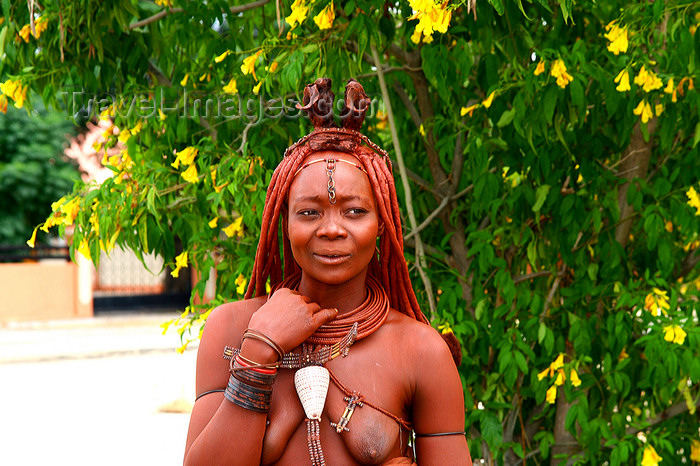 namibia241: Kunene region, Namibia: Himba woman - photo by Sandia - (c) Travel-Images.com - Stock Photography agency - Image Bank