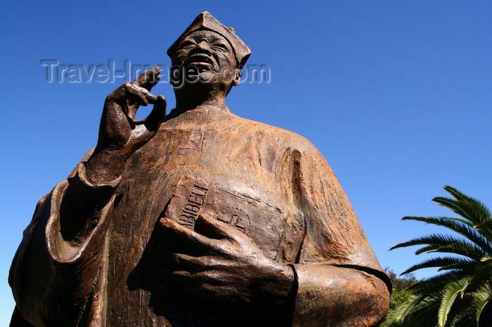 namibia5: Windhoek, Namibia: statue of Anglican Reverend Theofilus Hamutumbangela who confronted the apartheid regime - monument near the city hall - photo by Sandia - (c) Travel-Images.com - Stock Photography agency - Image Bank