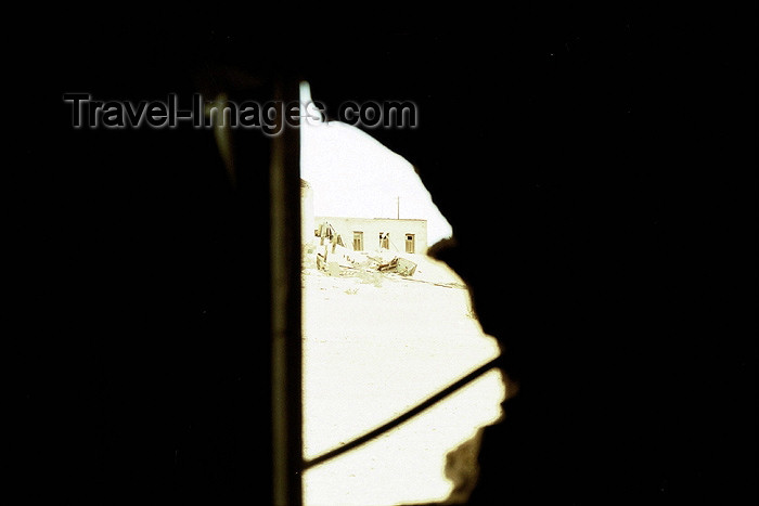 namibia67: Namibia - Kolmanskop / Kolmannskuppe - Sperrgebiet, Karas Region: peeping - photo by J.Stroh - (c) Travel-Images.com - Stock Photography agency - Image Bank