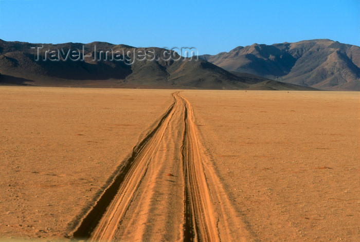 namibia83: Namibia - Namib desert: tracks in sand - photo by G.Friedman - (c) Travel-Images.com - Stock Photography agency - Image Bank