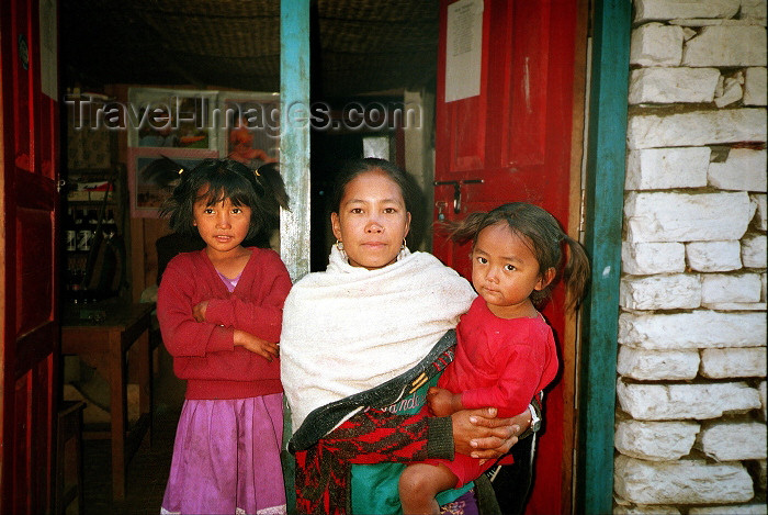 nepal102: Nepal - Annapurna region: mother and daughters - photo by G.Friedman - (c) Travel-Images.com - Stock Photography agency - Image Bank