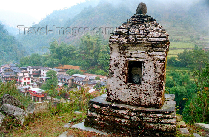 nepal105: Nepal - Annapurna region: small shrine - chorten - photo by G.Friedman - (c) Travel-Images.com - Stock Photography agency - Image Bank