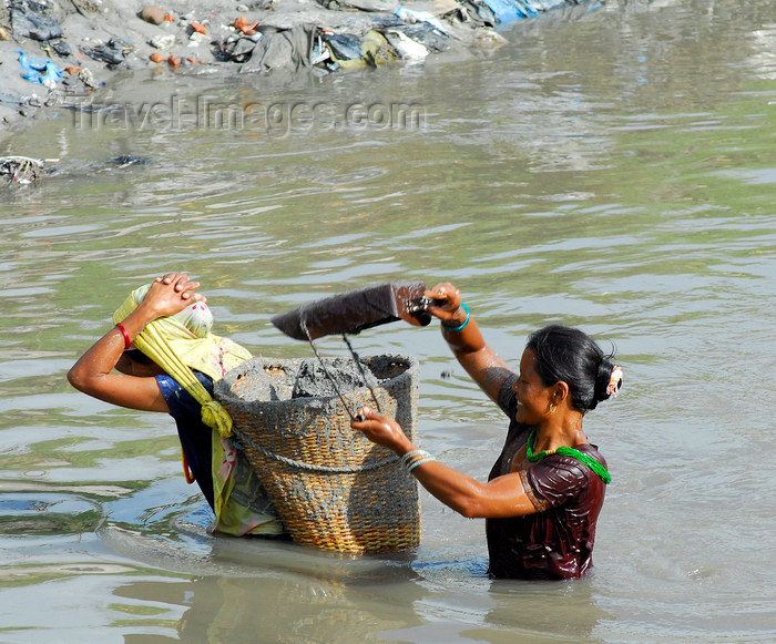 nepal143: Kathmandu, Nepal:  women extract back sand in a polluted river - photo by E.Petitalot - (c) Travel-Images.com - Stock Photography agency - Image Bank