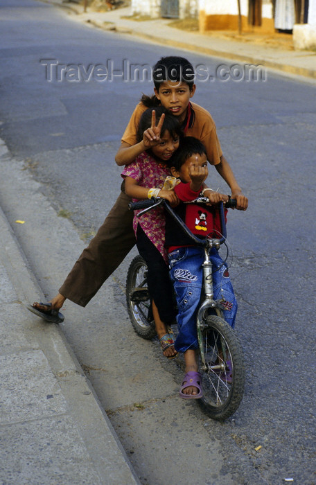 nepal154: Nepal - Pokhara: impudent children show their fingers - photo by W.Allgöwer - (c) Travel-Images.com - Stock Photography agency - Image Bank