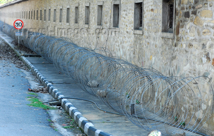 nepal168: Pokhara, Nepal: razor wire around the garrison walls - photo by E.Petitalot - (c) Travel-Images.com - Stock Photography agency - Image Bank