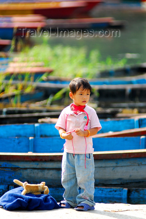 nepal169: Pokhara, Nepal: boy on the banks of lake Phewa - photo by E.Petitalot - (c) Travel-Images.com - Stock Photography agency - Image Bank