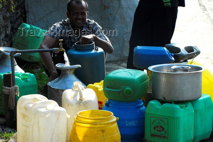 nepal184: Pokhara, Nepal: people get water in cans - photo by E.Petitalot - (c) Travel-Images.com - Stock Photography agency - Image Bank