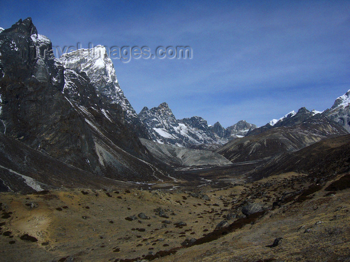 nepal19: Nepal - Sagarmatha National Park - Everest Base Camp Trek: valley view - photo by M.Samper - (c) Travel-Images.com - Stock Photography agency - Image Bank