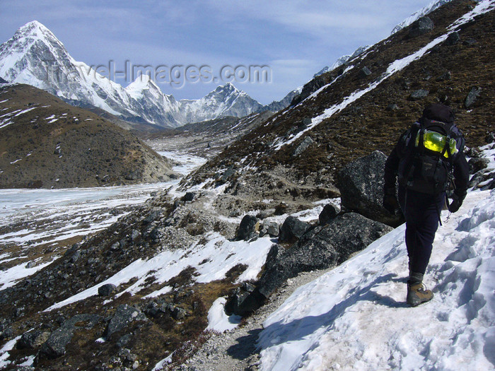 nepal21: Nepal - Sagarmatha National Park - Everest Base Camp Trek: climber on a slope - photo by M.Samper - (c) Travel-Images.com - Stock Photography agency - Image Bank