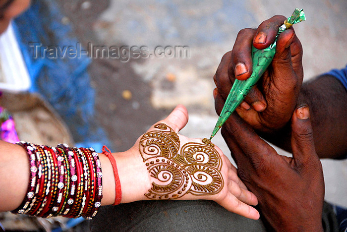 nepal213: Kathmandu, Nepal: man applying henna pattern to a woman's hand - photo by J.Pemberton - (c) Travel-Images.com - Stock Photography agency - Image Bank