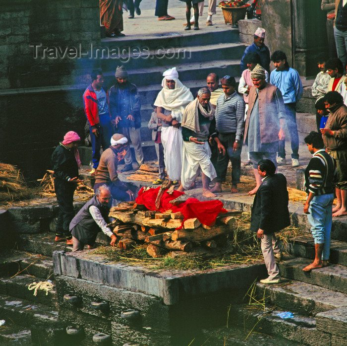 nepal234: Kathmandu, Nepal: Pashupatinath temple - funeral pyre - open air cremation - last rites - antim-samskara - photo by W.Allgöwer - (c) Travel-Images.com - Stock Photography agency - Image Bank