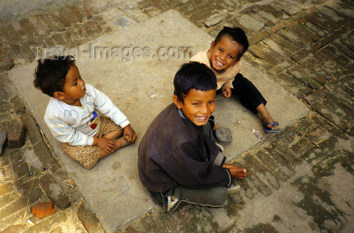 nepal256: Kirtipur, Kathmandu valley, Nepal: Newari children - the Newar are divided into hierarchical clan groups by occupational caste, easily identified by surnames - photo by W.Allgöwer - (c) Travel-Images.com - Stock Photography agency - Image Bank