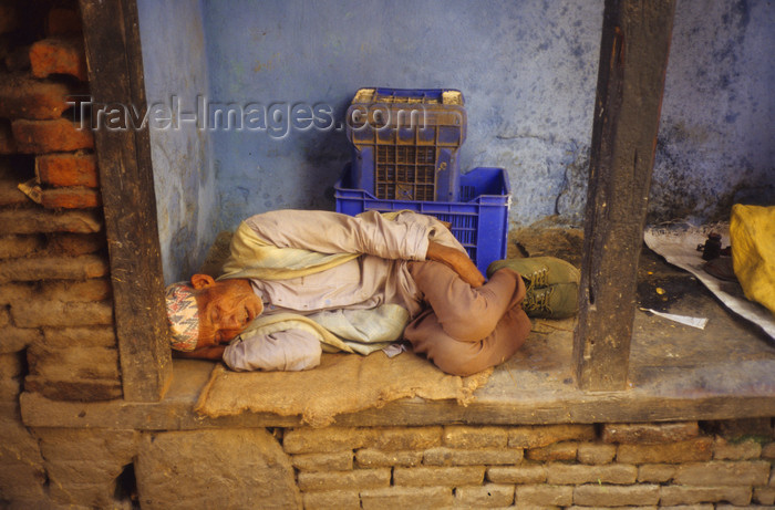 nepal265: Kathmandu, Nepal: exhausted worker takes some rest - Newari man - photo by W.Allgöwer - (c) Travel-Images.com - Stock Photography agency - Image Bank