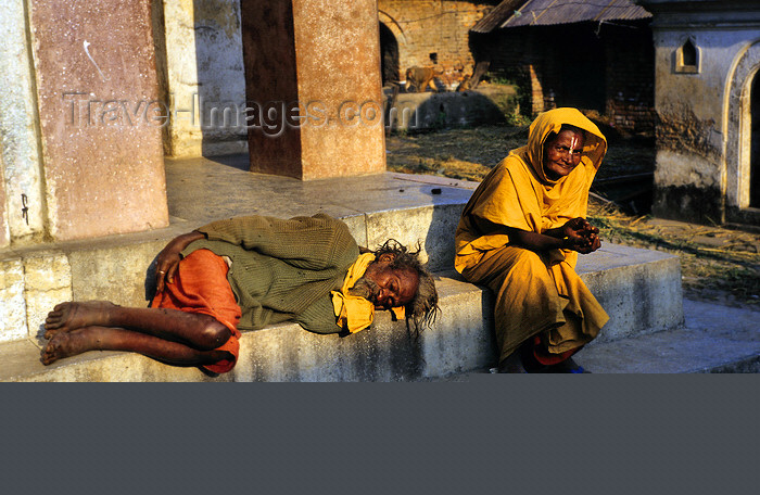 nepal269: Kathmandu, Nepal: poverty - elderly couple on the street - photo by W.Allgöwer - (c) Travel-Images.com - Stock Photography agency - Image Bank