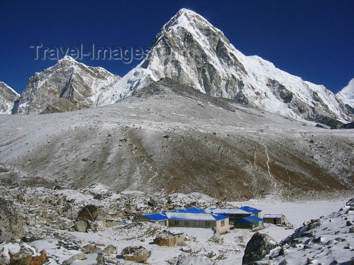 nepal27: Nepal - Gorak Shep and Pumo Ri - Everest Base Camp Trek - photo by M.Samper - (c) Travel-Images.com - Stock Photography agency - Image Bank