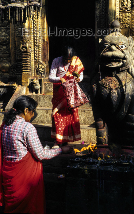 nepal276: Changu village, Kathmandu valley, Nepal: Changu Narayan temple - women at the entrance of the Garuda shrine, famous for its Garuda idol - photo by W.Allgöwer - (c) Travel-Images.com - Stock Photography agency - Image Bank