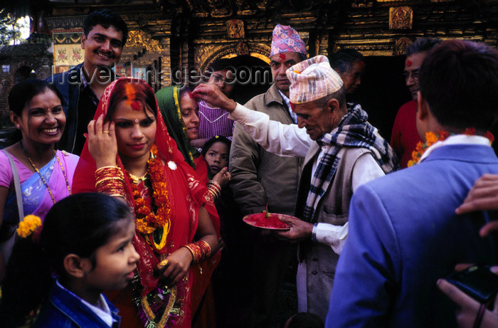 nepal277: Changu village, Kathmandu valley, Nepal: Changu Narayan temple - wedding of Newa couple - Newaris are the descendants of citizens of Medieval Nepal, their common language being Nepal Bhasa - photo by W.Allgöwer - (c) Travel-Images.com - Stock Photography agency - Image Bank