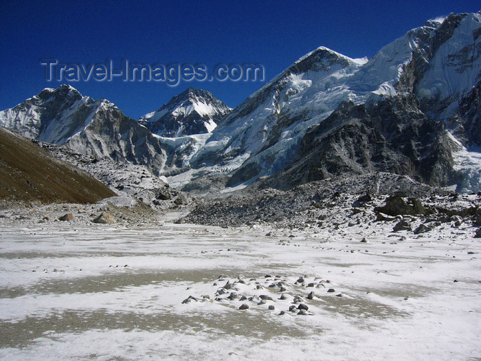 nepal28: Nepal - Sagarmatha National Park - Everest Base Camp Trek: valley and peaks - photo by M.Samper - (c) Travel-Images.com - Stock Photography agency - Image Bank