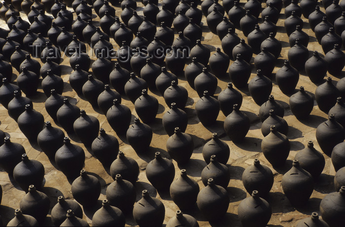 nepal299: Bhaktapur, Bagmati zone, Nepal: pottery - photo by W.Allgöwer
 - (c) Travel-Images.com - Stock Photography agency - Image Bank