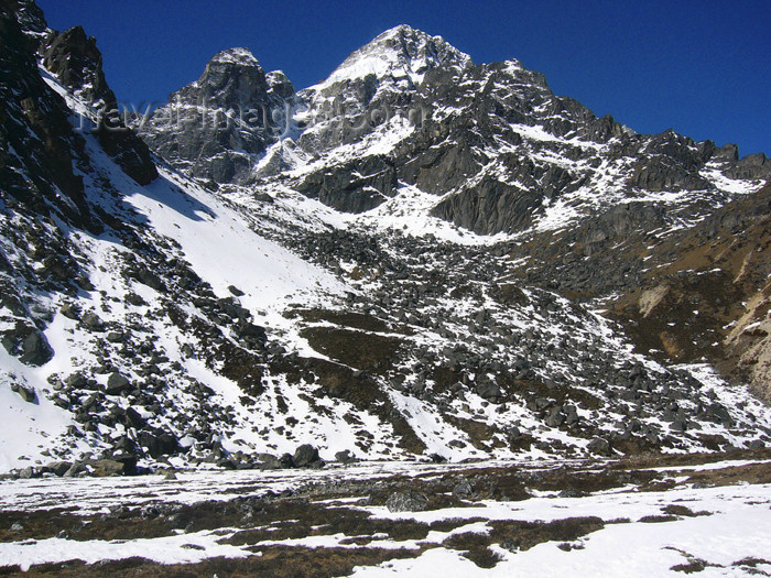 nepal35: Nepal - Sagarmatha National Park - Everest Base Camp Trek: melting snow - photo by M.Samper - (c) Travel-Images.com - Stock Photography agency - Image Bank