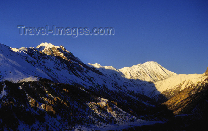 nepal352: Manang Valley, Annapurna area, Nepal: late afternoon - Annapurna Himal - photo by W.Allgöwer - (c) Travel-Images.com - Stock Photography agency - Image Bank