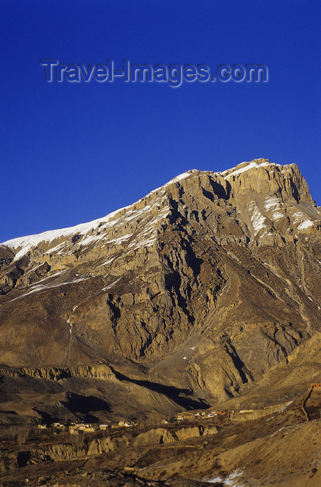 nepal374: Mustang district, Annapurna area, Dhawalagiri Zone, Nepal: village under a cliff - Annapurna Himal - photo by W.Allgöwer - (c) Travel-Images.com - Stock Photography agency - Image Bank